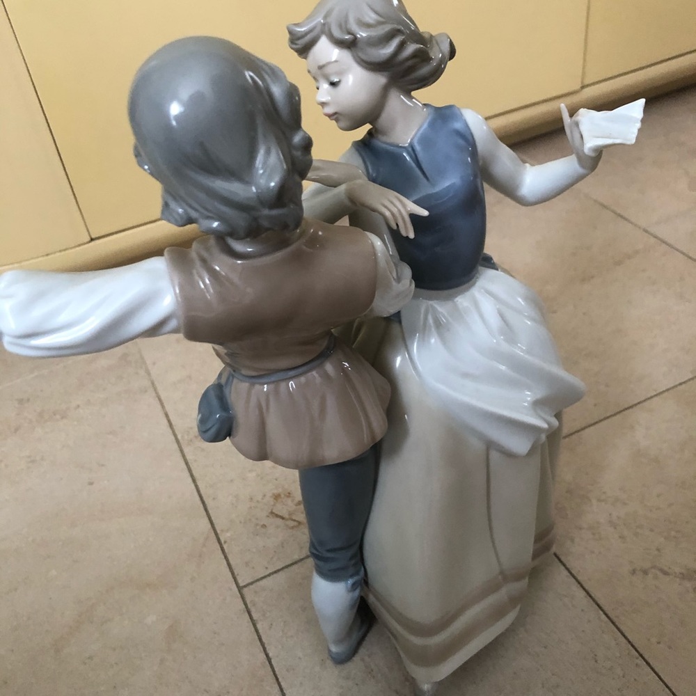 5252 LLADRO DANCING THE POLKA RETIRED 1994 12.25"